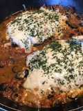 Côtes de porc croustillantes à la tomate, olives et emmental