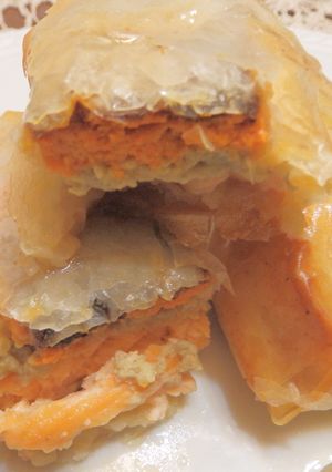 Una foto de Crujiente de salmón y mousse de escalivada