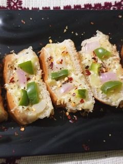 चीज़ी गार्लिक ब्रेड (cheesy garlic bread recipe in hindi) रेसिपी मुख्य फोटो