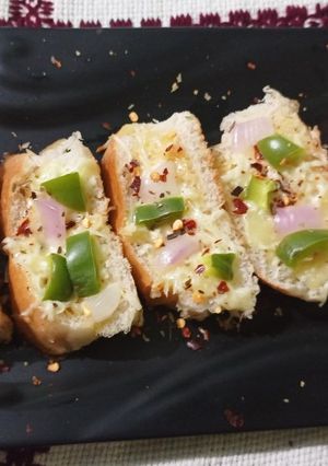 चीज़ी गार्लिक ब्रेड (cheesy garlic bread recipe in hindi) रेसिपी मुख्य फोटो