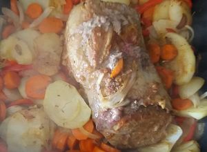 Una foto de Peceto condimentado con verduras