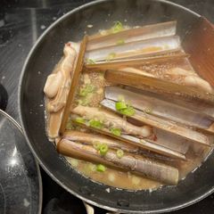 A picture of 🦪 Razor clams with soy sauce, vinegar, chilli and garlic sauce.