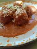 Ñoquis de remolacha rellenos + salsa de morrón al curry