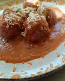 Ñoquis de remolacha rellenos + salsa de morrón al curry