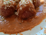 Ñoquis de remolacha rellenos + salsa de morrón al curry