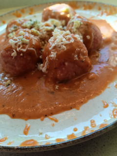Una foto de Ñoquis de remolacha rellenos + salsa de morrón al curry