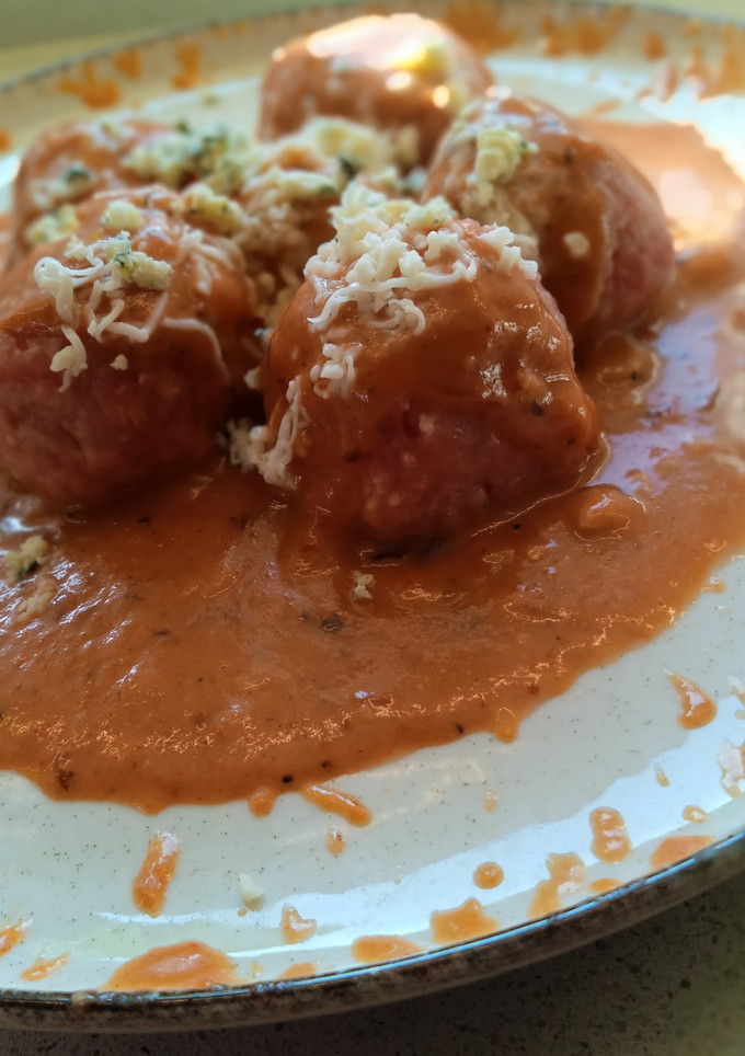 Una foto de Ñoquis de remolacha rellenos + salsa de morrón al curry