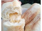Una foto de baguettes de queso