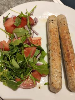 Una foto de Salchichas veganas con ensalada