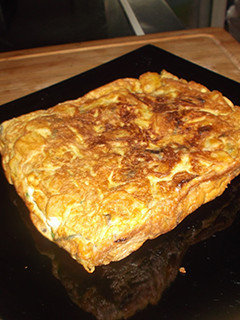 Una foto de Tortilla cuadrada de patatas con espárragos, cebolla y pimientos