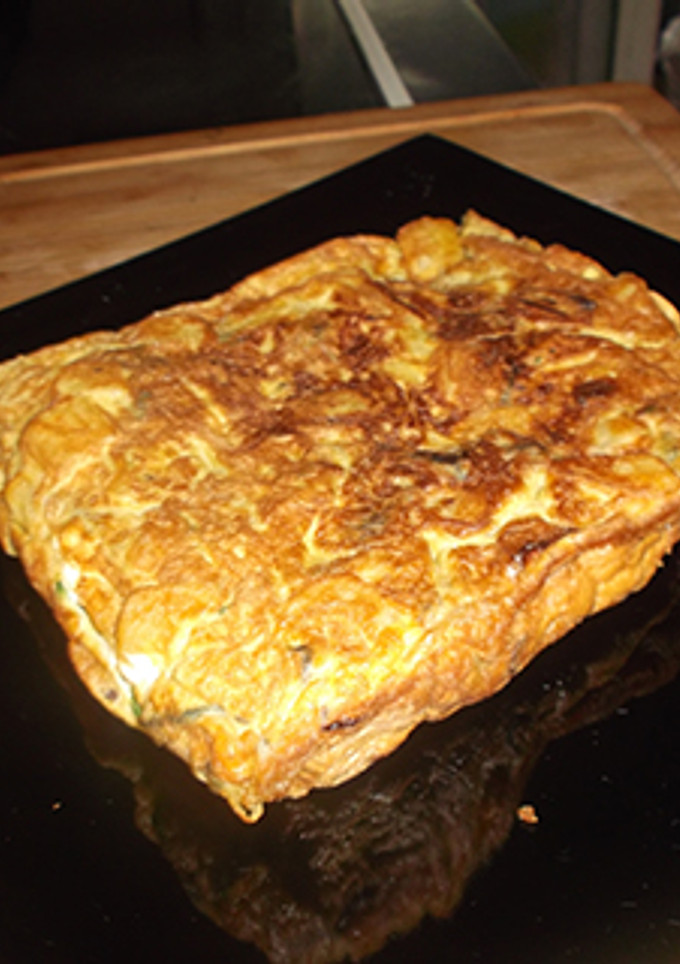 Una foto de Tortilla cuadrada de patatas con espárragos, cebolla y pimientos