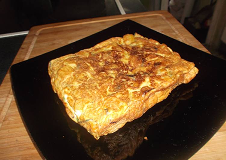 Tortilla cuadrada de patatas con espárragos, cebolla y pimientos