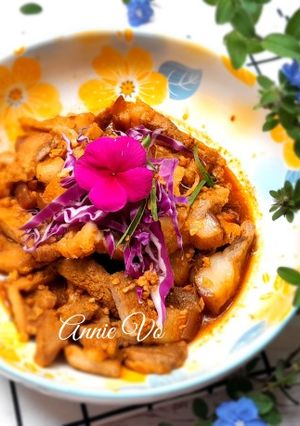 Hình của món Thịt heo sốt me kèm bắp cải tím.