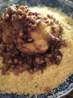 Una foto de Cuscús con pollo, garbanzos, cebolla y pasas caramelizadas
