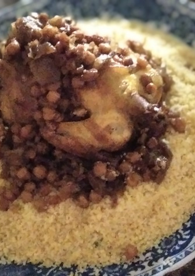 Una foto de Cuscús con pollo, garbanzos, cebolla y pasas caramelizadas