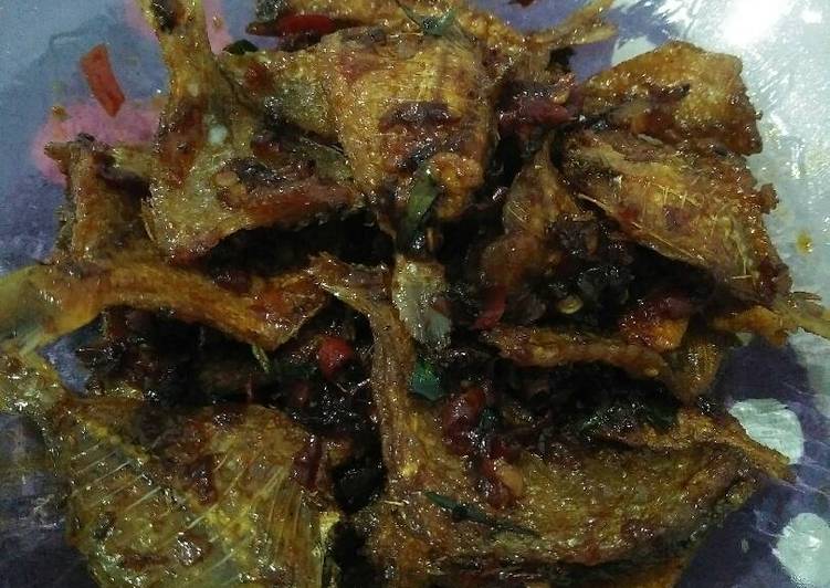 Balado ikan asin tipis