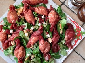 Foto di Caramelle di bresaola stracchino misticanza e frutta secca