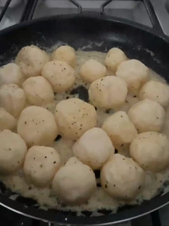 Una foto de Ñoquis rellenos c/ salsita de crema y provenzal