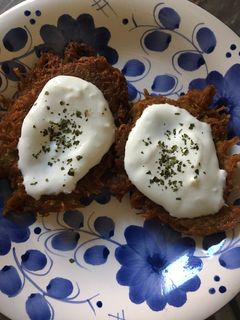 Tócsni fokhagymás-tejfölös mártogatóssal recept fotója