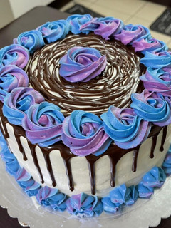 Una foto de Torta de Chocolate con Cobertura y relleno de Nata Montada con Queso Crema y Ganache de Chocolate