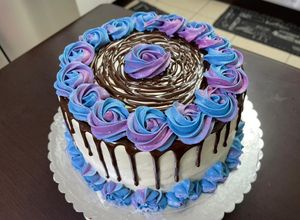 Una foto de Torta de Chocolate con Cobertura y relleno de Nata Montada con Queso Crema y Ganache de Chocolate