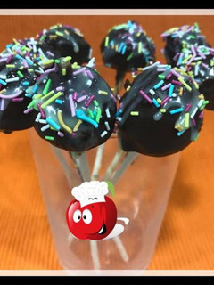 Una foto de Cake pops bañados en chocolate