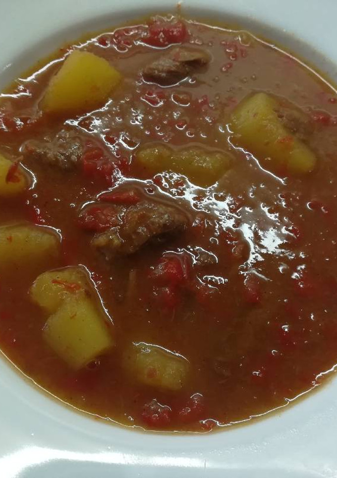 Una foto de Gulash húngaro