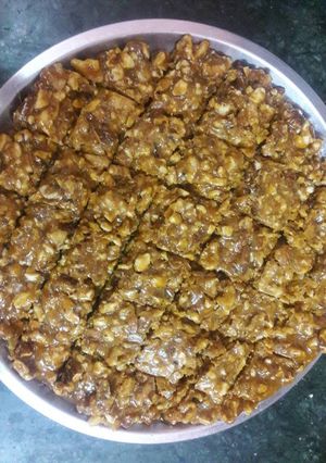 बादाम वालनट & गुड़(गुड़) की चक्ति (Almond, walnut & Jaggery(gud) ki chakti recipe in hindi) रेसिपी मुख्य फोटो