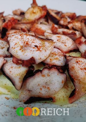 Una foto de Pulpo a la brasa en parmentier de alioli