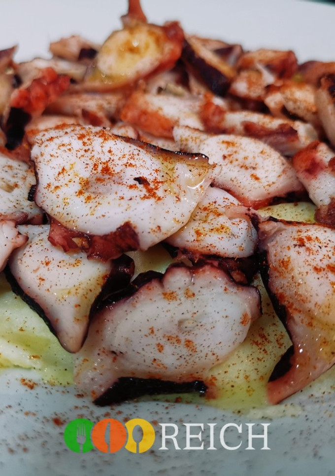 Una foto de Pulpo a la brasa en parmentier de alioli