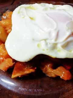 Una foto de Pisto de verduras con huevo frito 😋