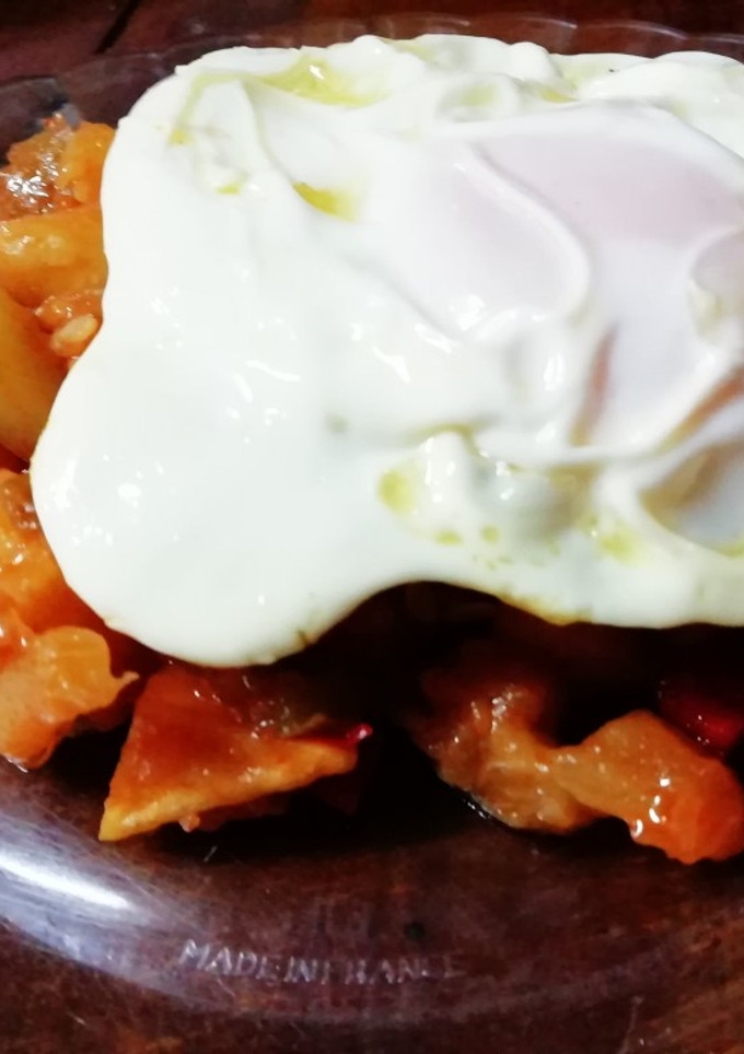 Una foto de Pisto de verduras con huevo frito 😋