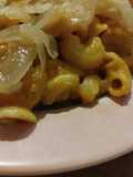 Fideos con salsa de zapallo y cebolla caramelizada