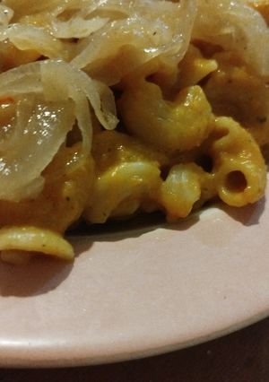 Una foto de Fideos con salsa de zapallo y cebolla caramelizada