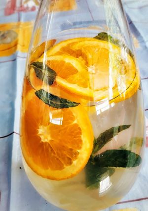 Una foto de Agua refrescante de Naranja y menta