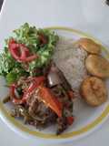 Carne con vegetales, arroz, ensalada y arepitas fritas