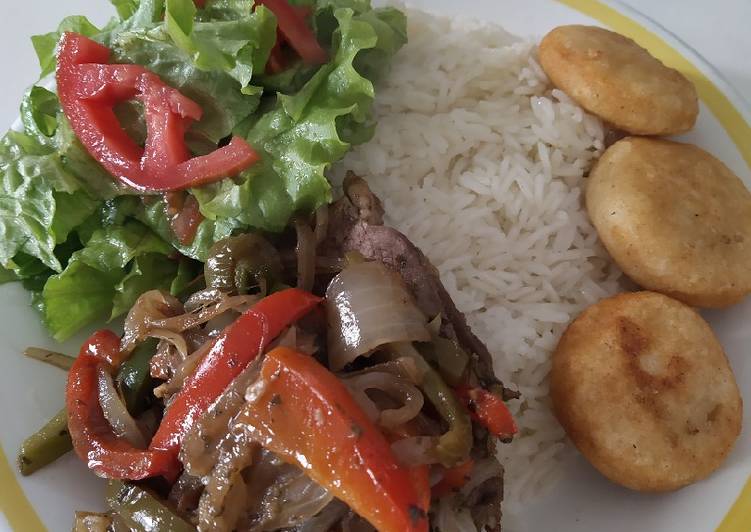 Easiest Way to Prepare Any-night-of-the-week Carne con vegetales, arroz, ensalada y arepitas fritas