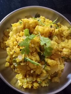 बटाटे पोहे (batata pohe recipe in marathi) रेसिपी चे मुख्य फोटो