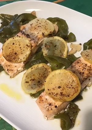 Une photo de Pavés de saumon aux poivrons verts, épices et citron