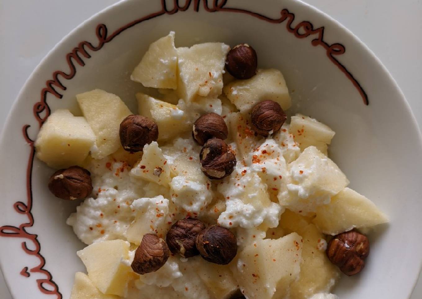 Salade pommes noisettes brocciu frais piment d'Espelette