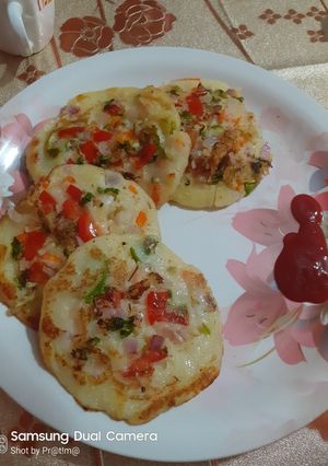 সুজি উত্তাপাম (suji uttapam recipe in Bengali) রেসিপির প্রধান ছবি