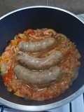 Chorizos con tomates frescos