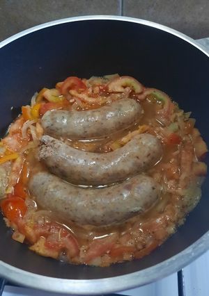 Una foto de Chorizos con tomates frescos