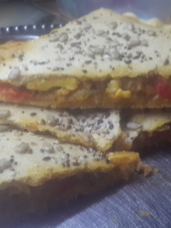 Una foto de Tarta con con relleno express de merluza en masa crocante