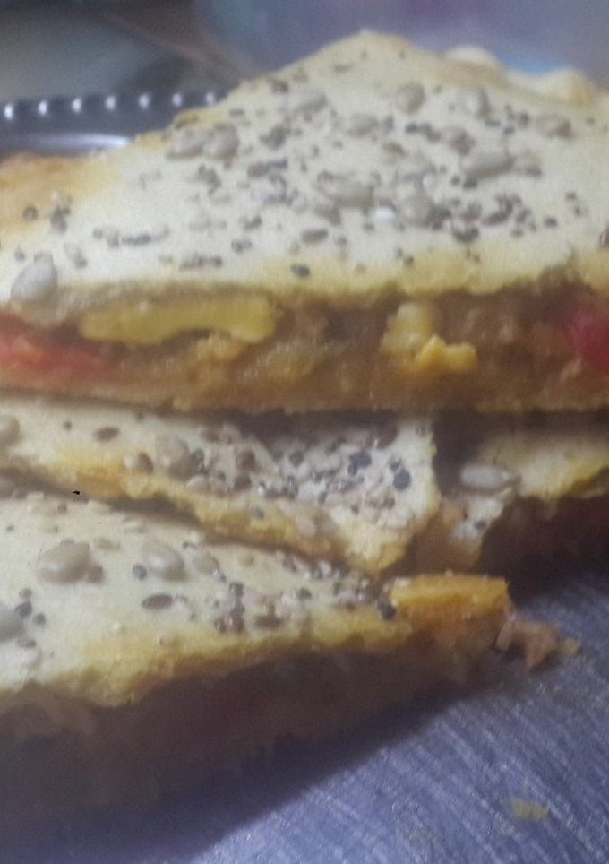 Una foto de Tarta con  con relleno express de merluza en masa crocante