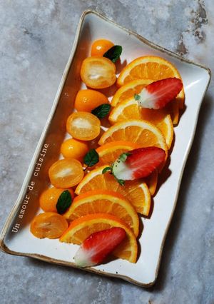 Une photo de Assiette de fruits frais coupés 🍊🌱🍓
