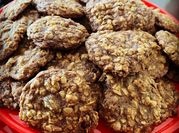 A picture of oatmeal raisin cookie