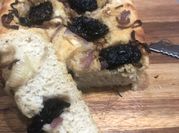 Una foto de focaccia de tomates secos
