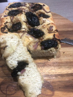 Una foto de Focaccia de tomate y cebolla