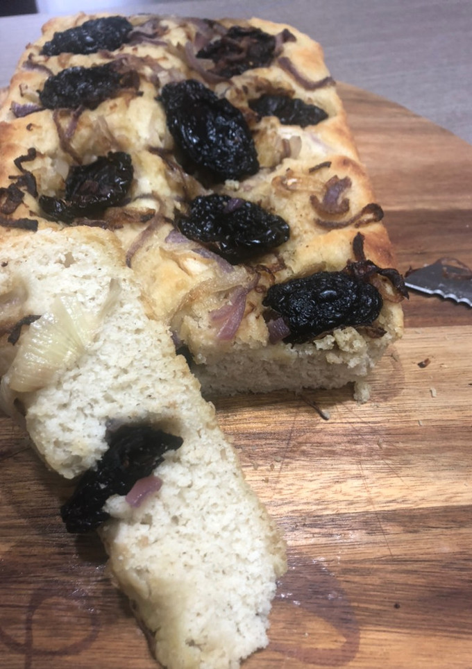 Una foto de Focaccia de tomate y cebolla